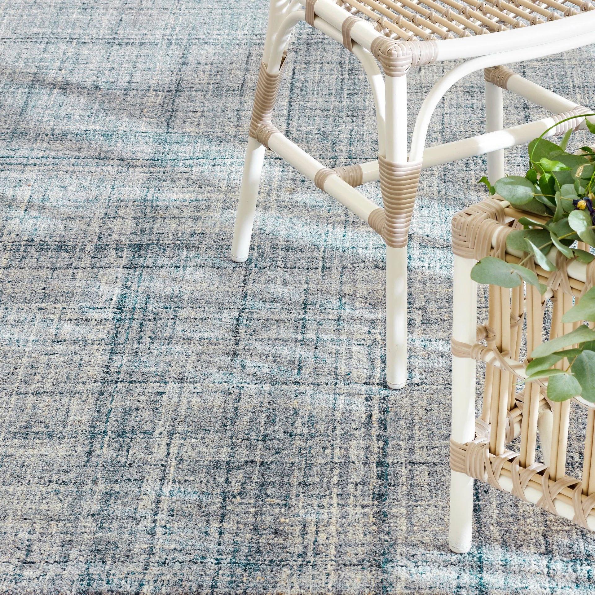 Harris Blue/Ivory Hand Micro Hooked Wool Rug