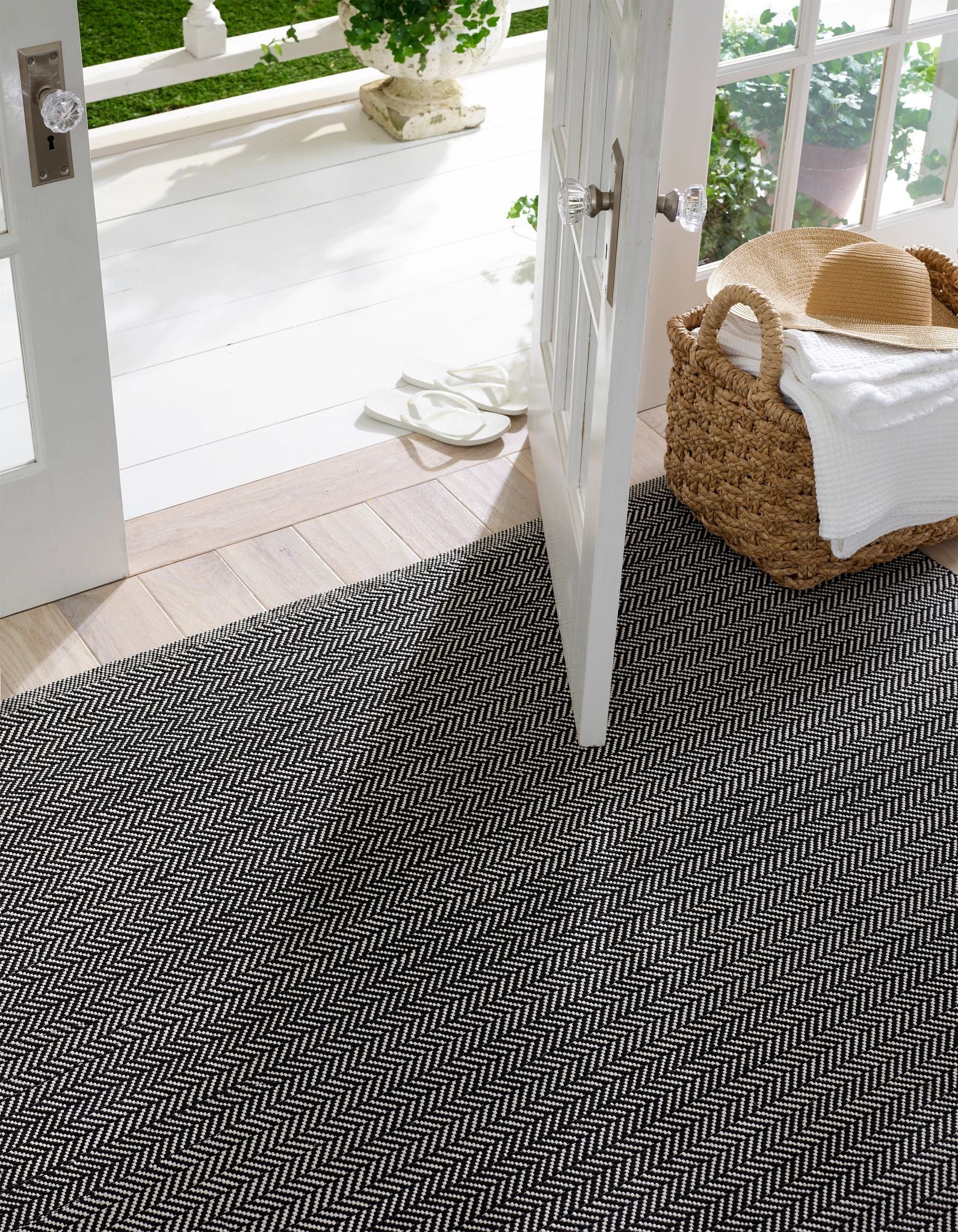 Herringbone Black/Ivory Handwoven Indoor/Outdoor Rug